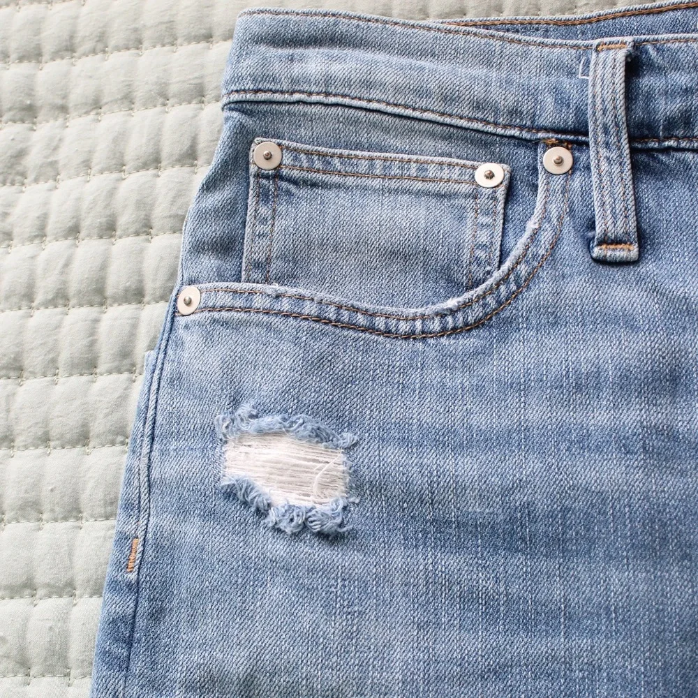 Light Wash Slightly Distressed High-Rise Calssic Straight Jeans - Picture 2 of 9